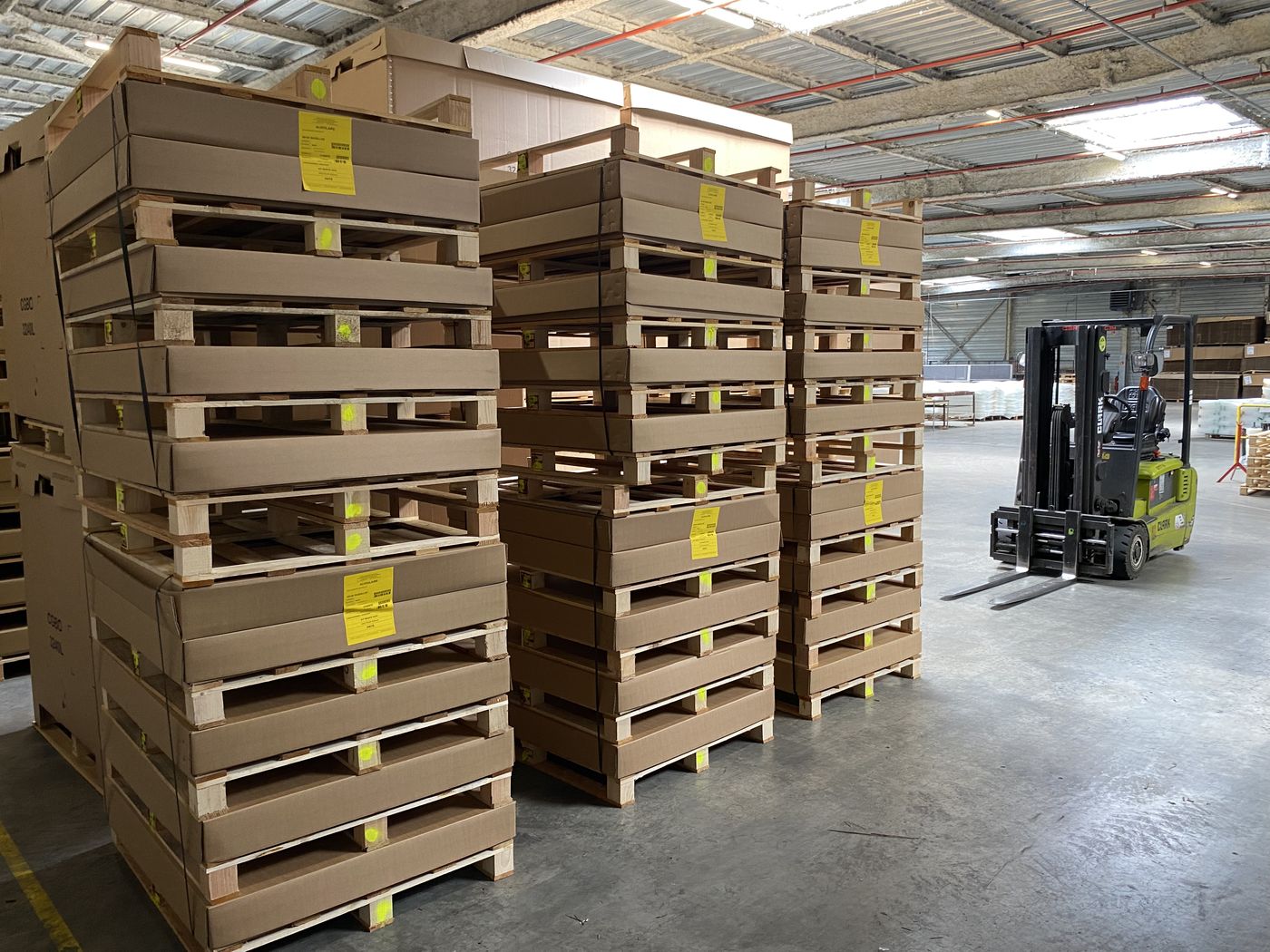 Kits carton conditionnés sur palettes, prêts à l'expédition — Emballages Diffusion